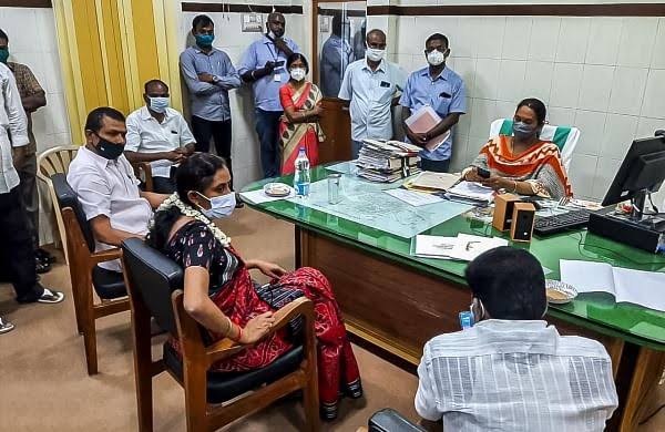 Sit-in protest at Jyoti Mani Collector's office